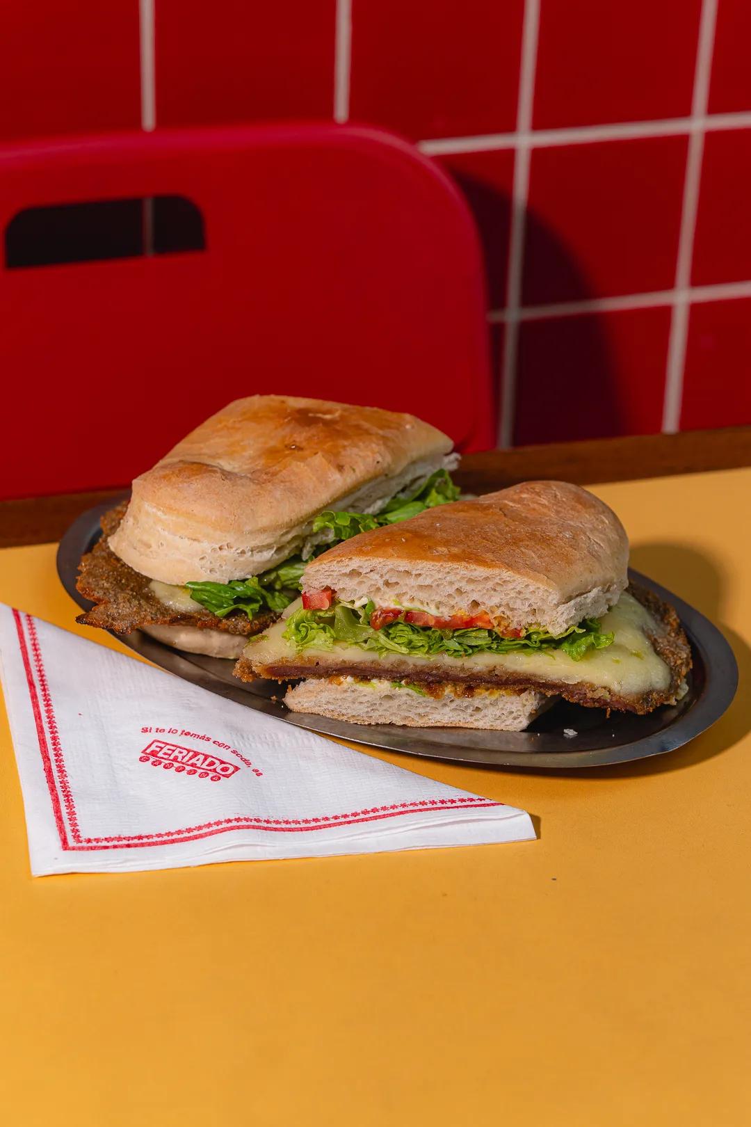 Popular item de Feriado Cantina: Sanguche de mila completo